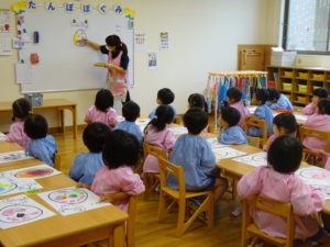 年少 絵の具あそび 認定こども園つばめ 広島県安芸郡府中町